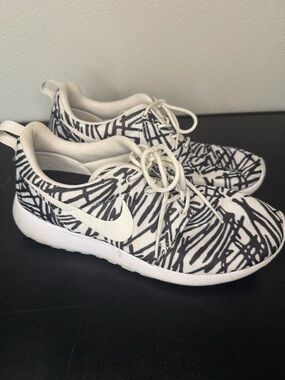 Nike Roshe White and Black Scribble Pattern Running Shoes Size 9